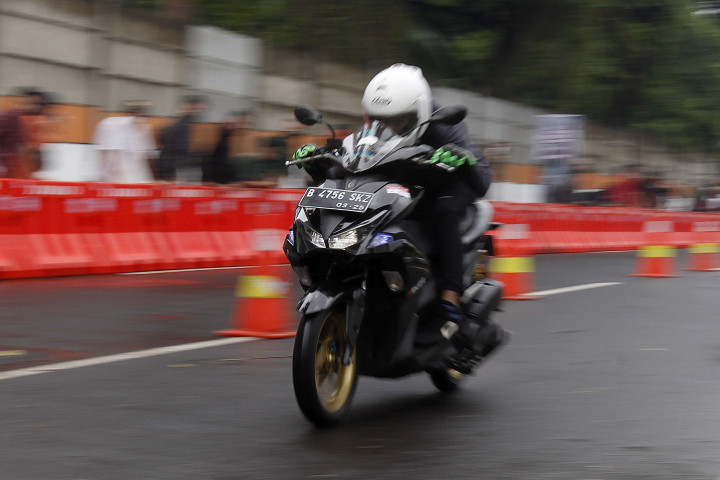 Pebalap memacu kendaraannya dalam ajang Street Race yang digelar Ditlantas Polda Metro Jaya di Taman Impian Jaya Ancol, Jakarta, Minggu, 16 Januari 2022.