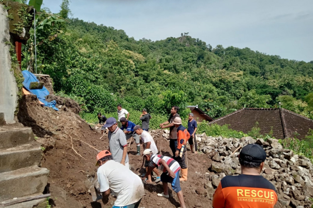 Menurut Bambang, BPBD Wonogiri terus mengingatkan warga lewat relawan Destana agar terus waspada pada puncak musim hujan Januari ini, yang diprediksi masih akan memunculkan sejumlah kejadian bencana, mengingat karakter lingkungan alam di sebagian besar wilayah, memiliki kerentanan.
