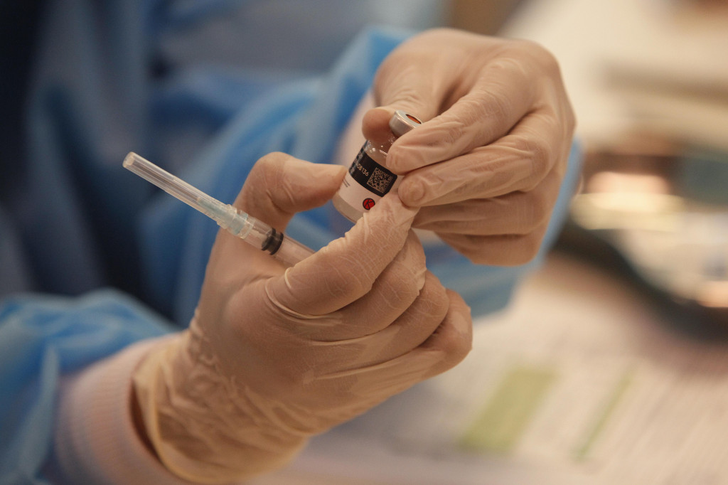 Petugas medis menunjukkan vaksin Sinovac bagi anak yang mengikuti vaksinasi ke dua di Gedung Otoritas Jasa Keuangan (OJK), Jakarta, Minggu, 16 Januari 2022.