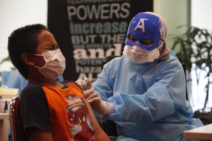 Petugas medis menyuntikkan vaksin Sinonvac kepada anak-anak saat mengikuti vaksinasi ke dua di Gedung Otoritas Jasa Keuangan (OJK), Jakarta, Minggu, 16 Januari 2022.