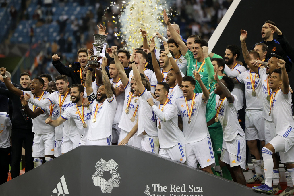 Real Madrid berhasil meraih gelar Piala Super Spanyol 2021-2022 setelah menumbangkan Athletic Bilbao 2-0 di final, meski bermain dengan 10 orang di menit-menit akhir.