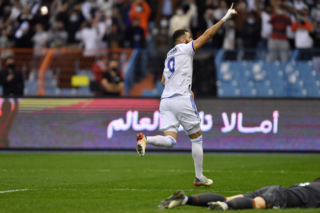 Karim Benzema melakukan selebrasi usai mencetak gol ke gawang Athletic Bilbao.