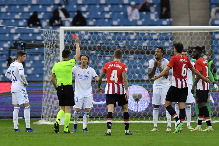 Pertandingan ini diwarnai kartu merah yang diterima bek tengah Madrid Eder Militao karena hand ball. Bilbao juga diberi penalti tapi eksekusi Raul Garcia bisa dimentahkan kiper Thibaut Courtois.