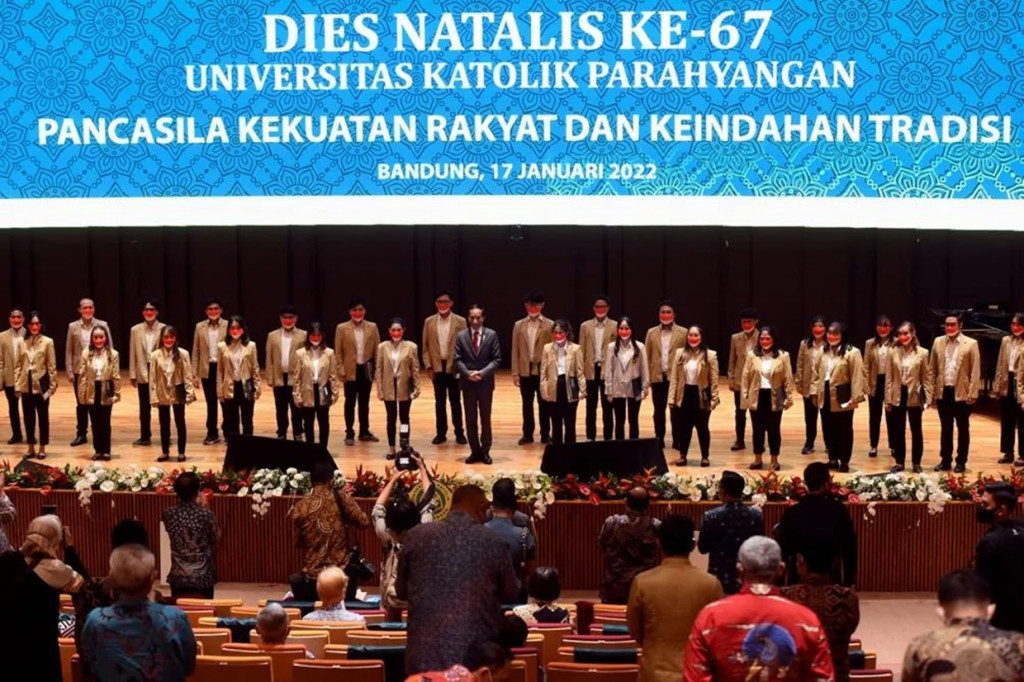 Mengawali Kunjungan Kerja di Provinsi Jawa Barat, Presiden Joko Widodo menghadiri Dies Natalis ke-67 Universitas Katolik Parahyangan yang digelar di Kampus Universitas Katolik Parahyangan, Kota Bandung, Jawa Barat, Senin, 17 Januari 2022, pagi.
