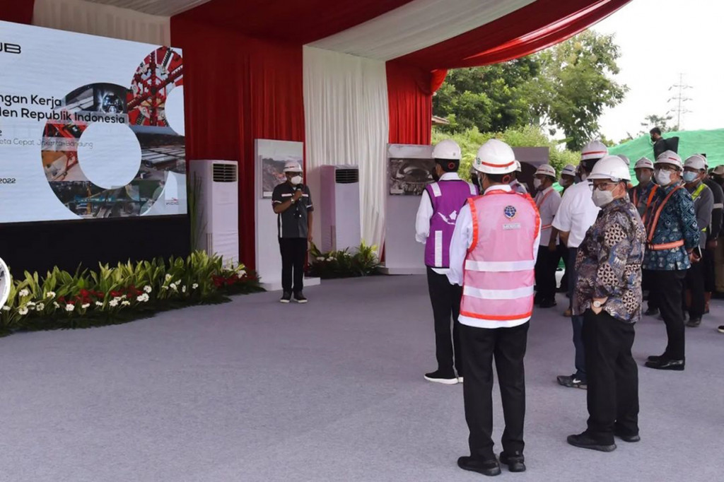 Presiden Joko Widodo mendorong seluruh pihak yang terlibat dalam proyek Kereta Cepat Jakarta-Bandung (KCJB) mempercepat proses pengerjaan.