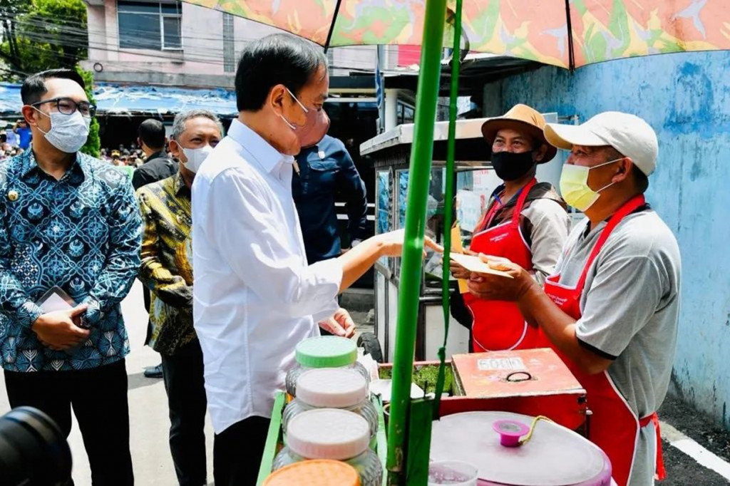 Adapun bantuan yang diberikan Jokowi sejumlah Rp1,2 juta untuk masing-masing pedagang.