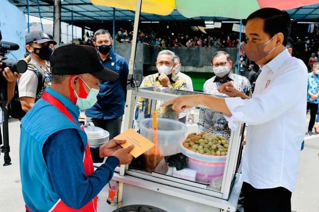 Bantuan itu diberikan sebagai tambahan modal dan diharapkan dapat meringankan beban para pedagang yang terdampak pandemi Covid-19. 