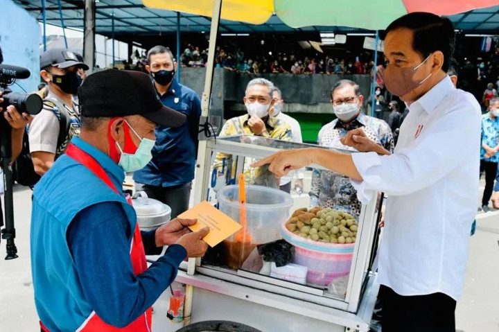 Bantuan itu diberikan sebagai tambahan modal dan diharapkan dapat meringankan beban para pedagang yang terdampak pandemi Covid-19. 