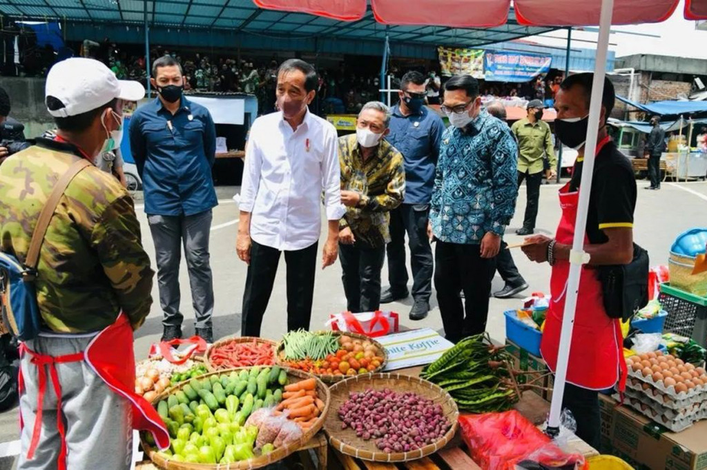 Presiden Joko Wdodo mengunjungi Pasar Sederhana di Kota Bandung, Provinsi Jawa Barat, Senin, 17 Januari 2022, untuk meninjau sekaligus memberikan bantuan tunai untuk pedagang kaki lima dan warung. 