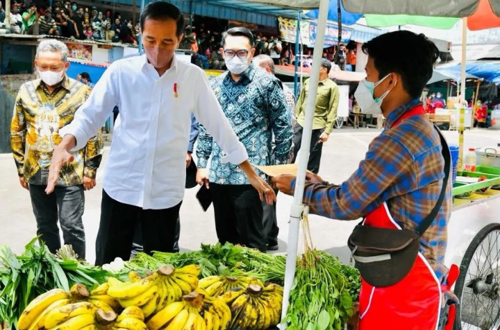 Jokowi Berikan Bantuan Tunai untuk Pedagang di Pasar Sederhana