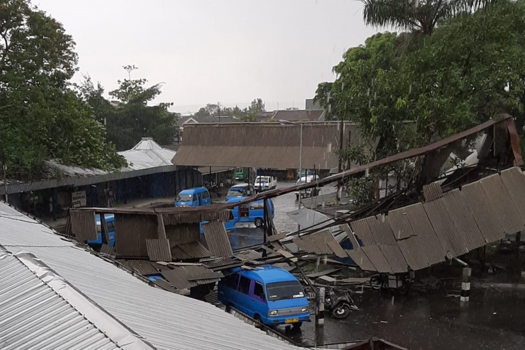 Atap halte di Terminal Arjosari, Kecamatan Blimbing, Kota Malang, Jawa Timur, ambruk sekitar pukul 14.45 WIB, Senin, 17 Januari 2022. Atap halte naik dan turun penumpang angkutan kota (angkot) itu roboh usai diterjang hujan deras.
