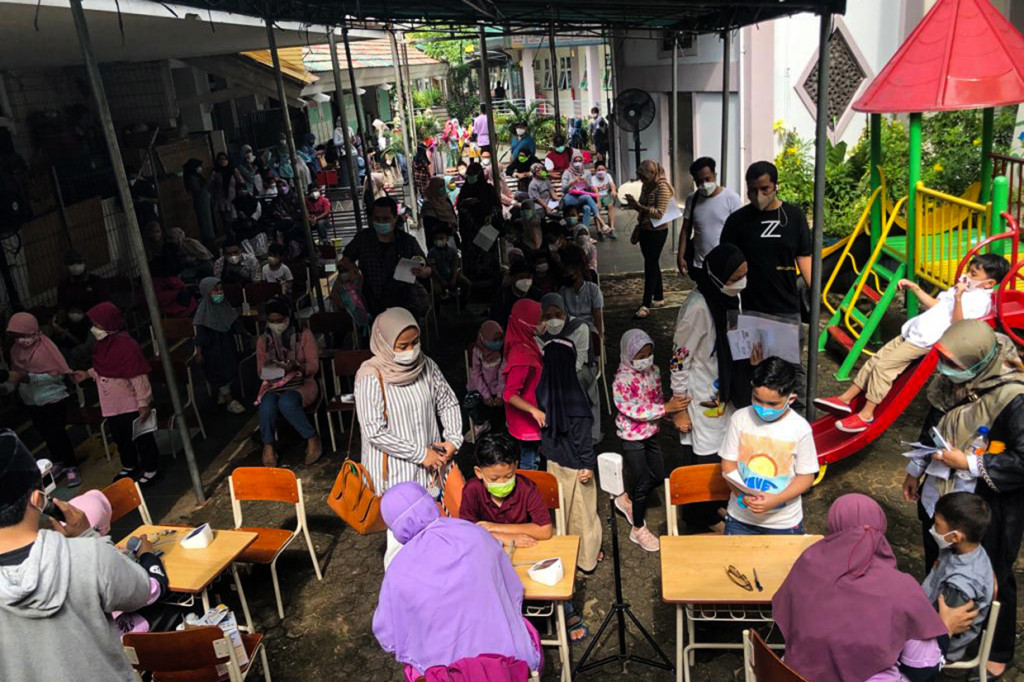 Petugas medis melakukan pendataan kesehatan anak-anak yang didampingi orangtua saat mengikuti vaksinasi merdeka anak Sinovac dosis kedua di Sekolah Islam Terpadu Citra Az Zahra, Jakarta, Senin, 17 Januari 2022.