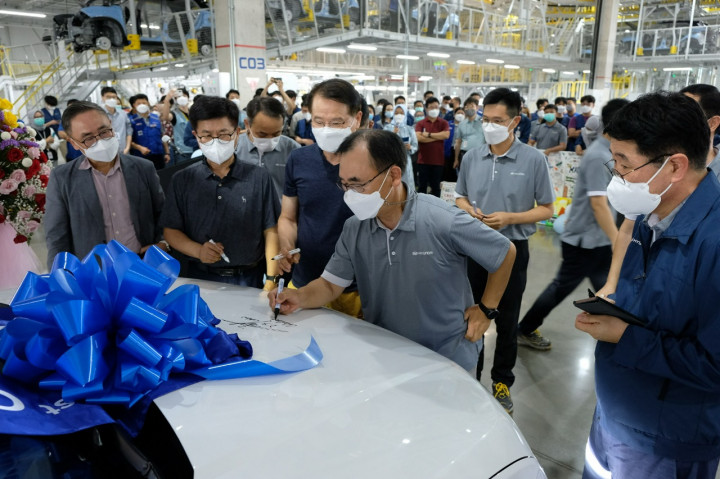 Sebagai pengingat hari bersejarah ini, Yoon Seok Choi, President Director PT Hyundai Motor Manufacturing Indonesia, menandatangani unit Hyundai CRETA yang pertama kali diproduksi di pabrik manufaktur Hyundai Motor.