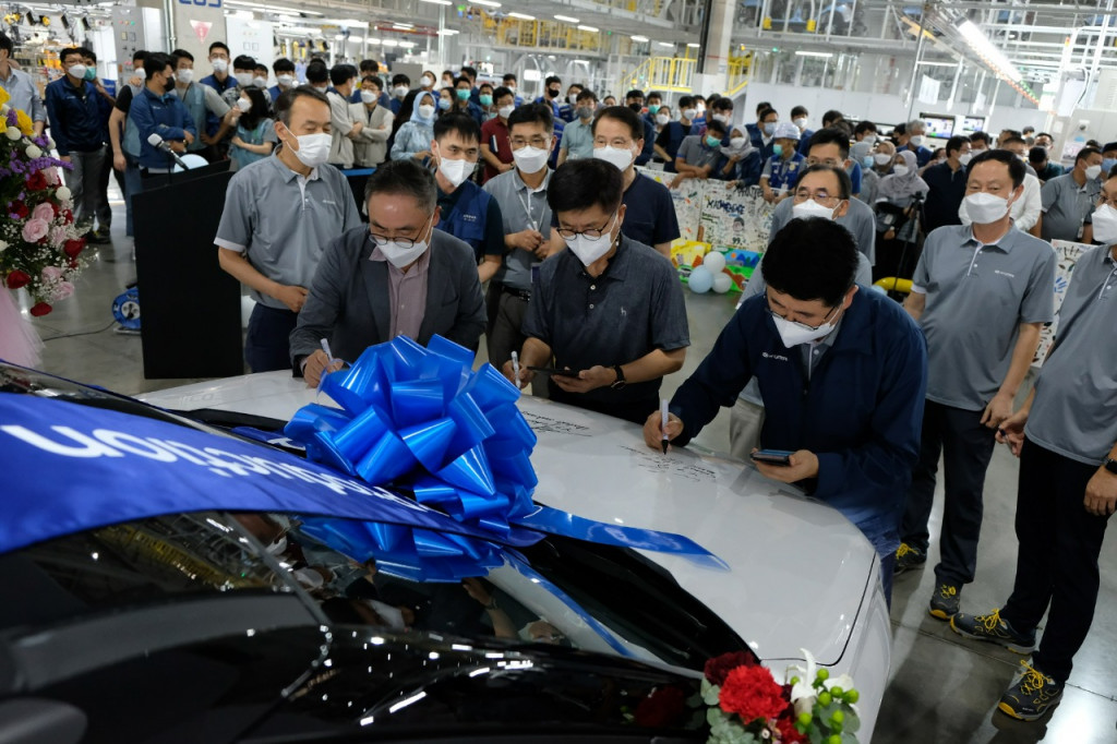 SungJong Ha, President Director PT Hyundai Motors Indonesia dan YoungTack Lee, President Hyundai Motor Asia-Pacific Headquarters turut berpartisipasi untuk merayakan dimulainya produksi massal Hyundai CRETA.