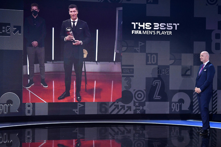 Kalahkan Messi dan Salah, Lewandowski Jadi Pemain Terbaik FIFA