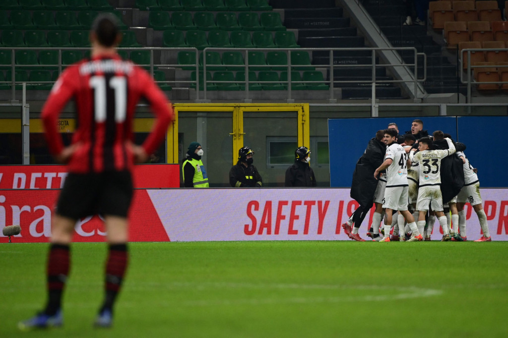AC Milan tumbang 1-2 di kandang oleh Spezia akibat gol di menit akhir laga. 