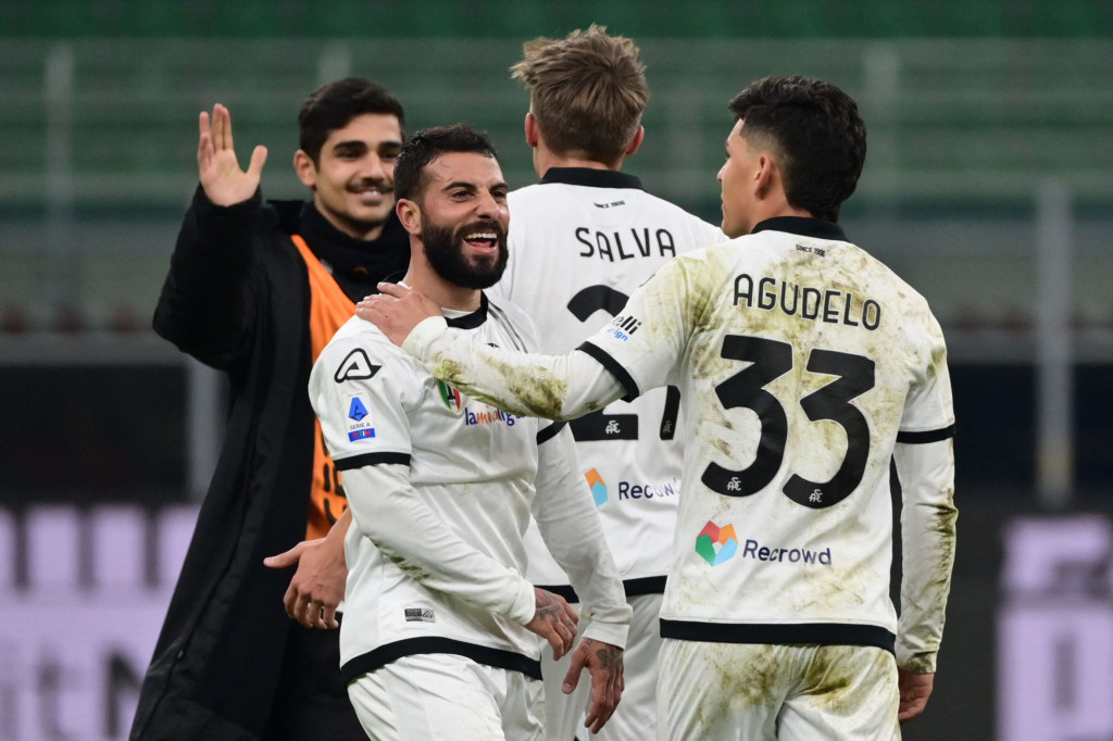 Namun, Spezia berhasil membalikkan kedudukan di babak kedua berkat aksi Kevin Agudelo dan Emmanuel Gyasi.