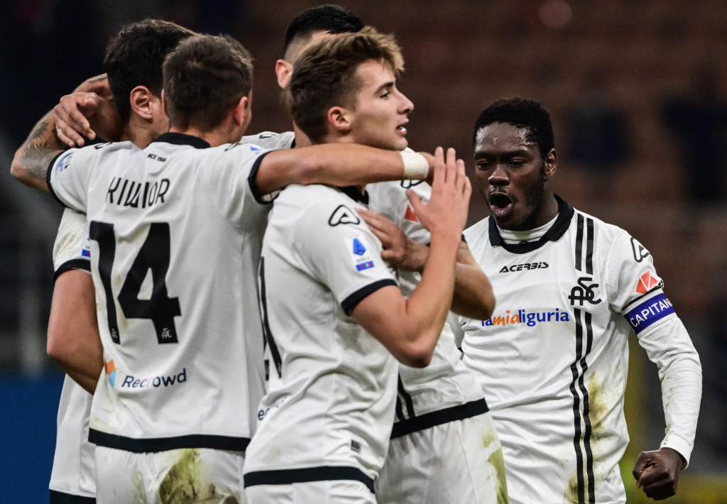 Emmanuel Gyasi melakukan selebrasi usai mencetak gol ke gawang AC Milan.