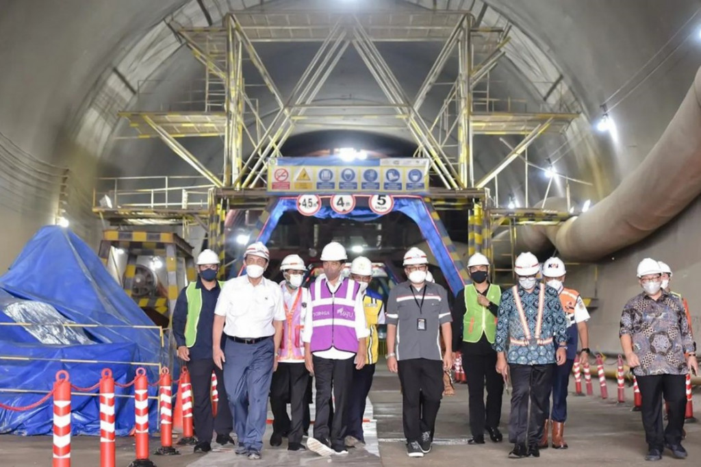 Presiden Joko Widodo mendorong seluruh pihak yang terlibat dalam proyek Kereta Cepat Jakarta-Bandung (KCJB) mempercepat proses pengerjaan. Saat ini, pembangunan infrastruktur tersebut sudah mencapai 79,9 persen.