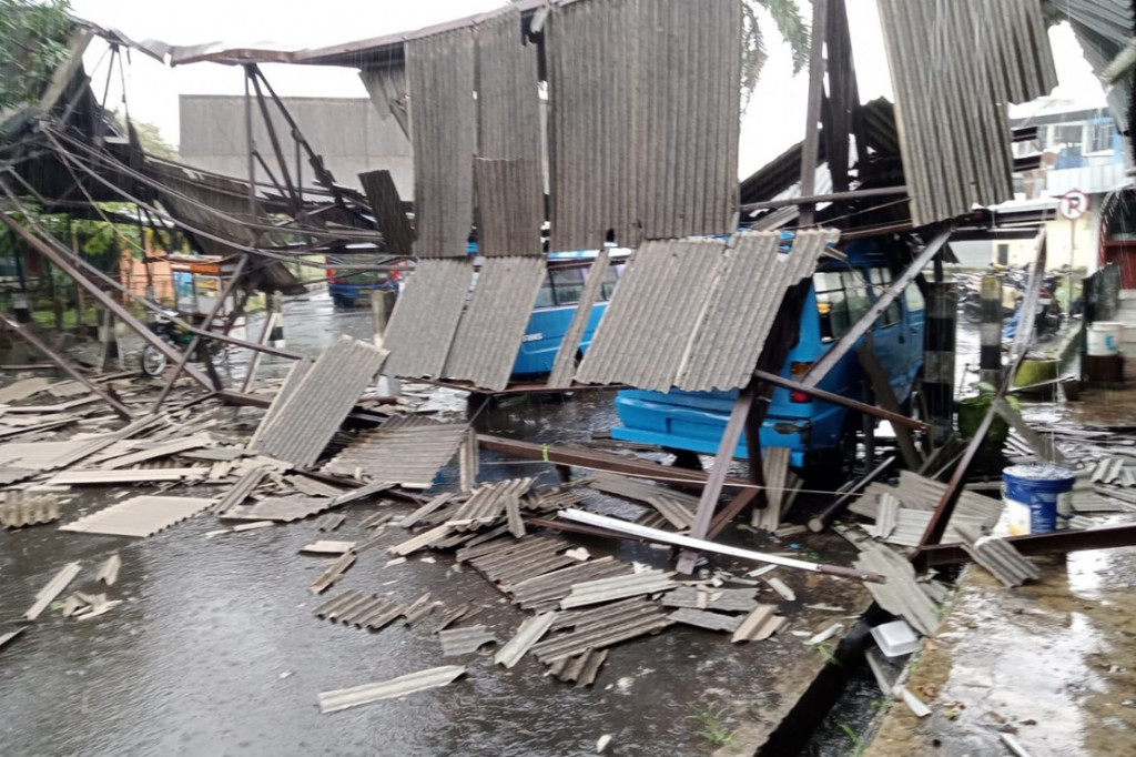 Atap halte di Terminal Arjosari, Kecamatan Blimbing, Kota Malang, Jawa Timur, ambruk sekitar pukul 14.45 WIB, Senin, 17 Januari 2022. Atap halte naik dan turun penumpang angkutan kota (angkot) itu roboh usai diterjang hujan deras.