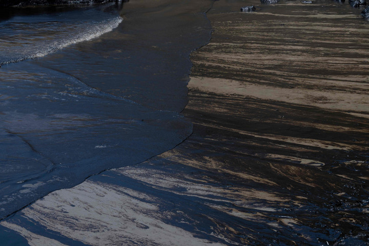 Foto: Peru Bersihkan Tumpahan Minyak Akibat Dihantam Tsunami