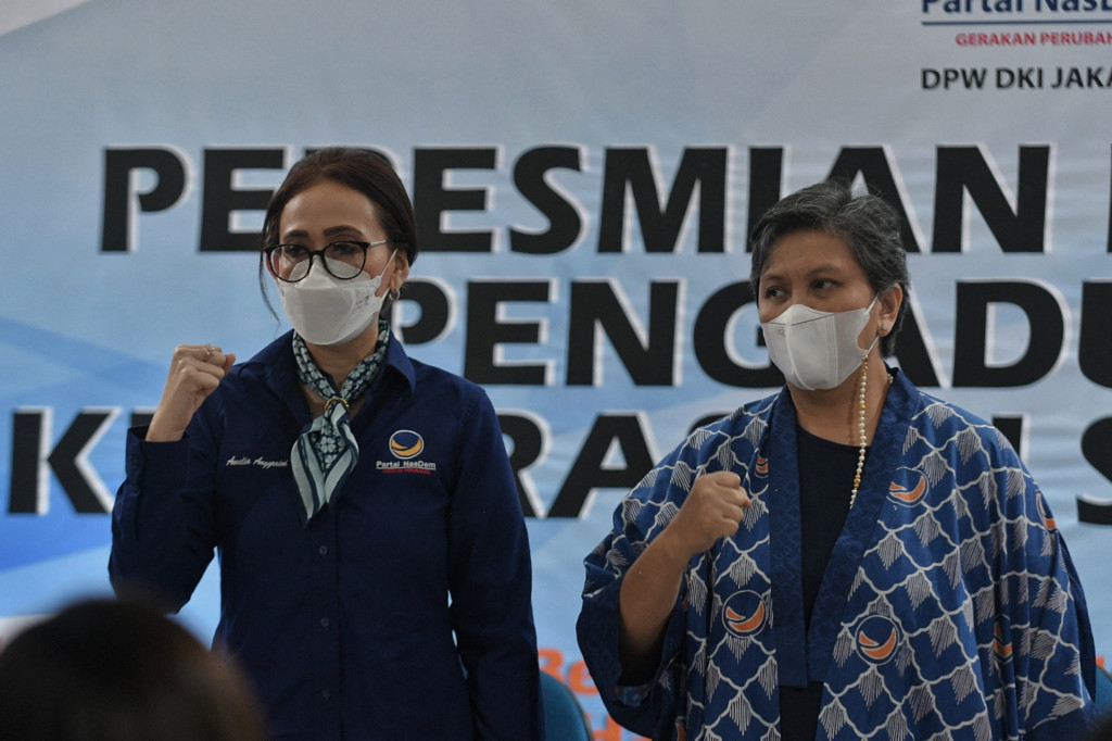Wakil Ketua MPR RI Lestari Moerdijat (kanan) dan Ketua DPP Partai Nasdem bidang Perempuan dan Anak Amelia Anggraini (kiri) saat acara pembukaan 'Posko Pengaduan Kekerasan Seksual' di Kantor DPW Partai Nasdem DKI Jakarta, Menteng, Jakarta Pusat, Selasa, 18 Januari 2022.