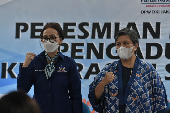 Wakil Ketua MPR RI Lestari Moerdijat (kanan) dan Ketua DPP Partai Nasdem bidang Perempuan dan Anak Amelia Anggraini (kiri) saat acara pembukaan 'Posko Pengaduan Kekerasan Seksual' di Kantor DPW Partai Nasdem DKI Jakarta, Menteng, Jakarta Pusat, Selasa, 18 Januari 2022.