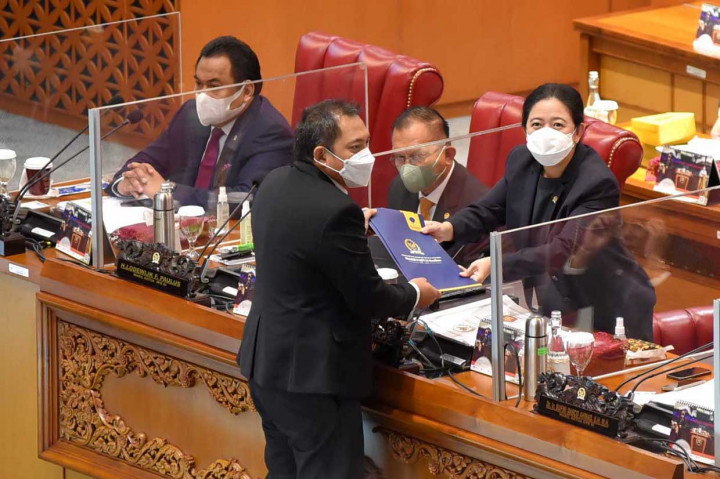 Anggota Fraksi NasDem DPR-RI Taufik Basari (kiri) menyerahkan pandangan akhir Fraksi setelah dibacakan kepada Ketua DPR Puan Maharani (kanan) saat rapat paripurna ke-13 masa sidang 2021-2022 pengesahan Rancangan Undang-Undang Tindak Pidana Kekerasan Seksual (RUU TPKS) di Gedung Nusantara II, Komplek Parlemen Senayan, Jakarta, Selasa, 18 Januari 2022.