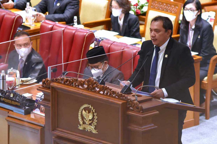 Anggota Fraksi NasDem DPR-RI Taufik Basari (kanan) menbacakan pandangan akhir Fraksi pada saat rapat paripurna ke-13 masa sidang 2021-2022 pengesahan Rancangan Undang-Undang Tindak Pidana Kekerasan Seksual (RUU TPKS) di Gedung Nusantara II, Komplek Parlemen Senayan, Jakarta, Selasa, 18 Januari 2022. Dalam rapat paripurna ini, Rancangan Undang-Undang Tindak Pidana Kekerasan Seksual (RUU TPKS) resmi disahkan jadi RUU inisiatif DPR. 