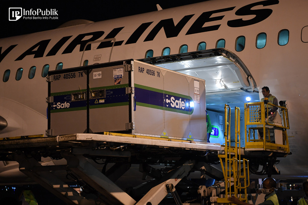 Menteri Luar Negeri Retno Marsudi mengatakan, vaksin yang tiba dalam tahap ke-198 berjumlah 228.800 dosis pada pukul 15:45 WIB yang merupakan dukungan pemerintah Belanda melalui COVAX atau Covid-19 Vaccines Global Access, sebuah inisiatif global yang ditujukan untuk akses setara untuk vaksin-vaksin Covid-19. 