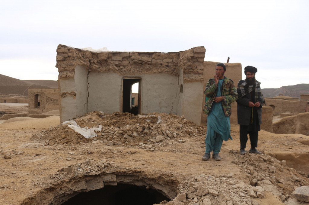 Penduduk setempat memeriksa sebuah rumah yang rusak di distrik Qadis di Provinsi Badghis barat Afghanistan, pada 18 Januari 2022, setelah gempa bumi melanda wilayah tersebut.