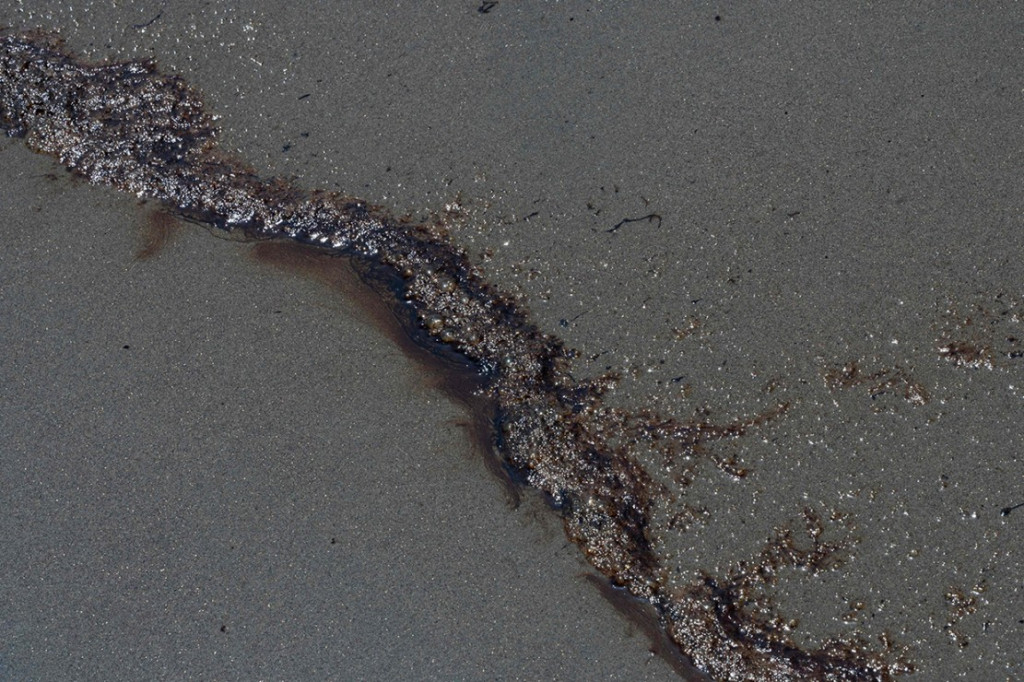 Otoritas setempat dan pekerja kilang La Pampilla, Peru, membersihkan tumpahan minyak di lepas pantai Ventanilla. Tumpahan minyak ini terjadi akibat gelombang tsunami yang dipicu letusan gunung api bawah laut di Tonga.
