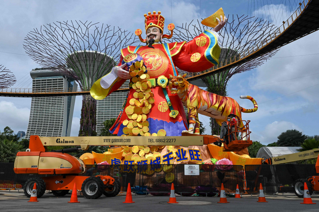 Patung lentera Dewa Keberuntungan dihadirkan untuk perayaan Tahun Baru Imlek mendatang di Gardens by the Bay Supertree Grove, Singapura.