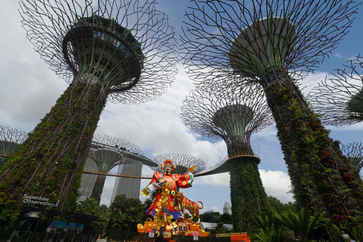 Patung lentera Dewa Keberuntungan untuk perayaan Tahun Baru Imlek yang akan datang terlihat di Gardens by the Bay Supertree Grove, Singapura, 18 Januari 2022.