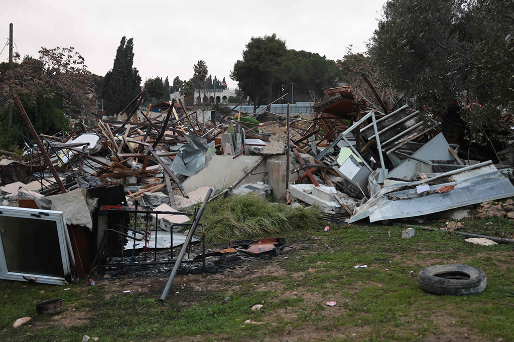 Kepolisian Israel menekankan bahwa anggota keluarga yang tinggal di bangunan ilegal telah diberi kesempatan berkali-kali untuk menyerahkan lahan secara sukarela.