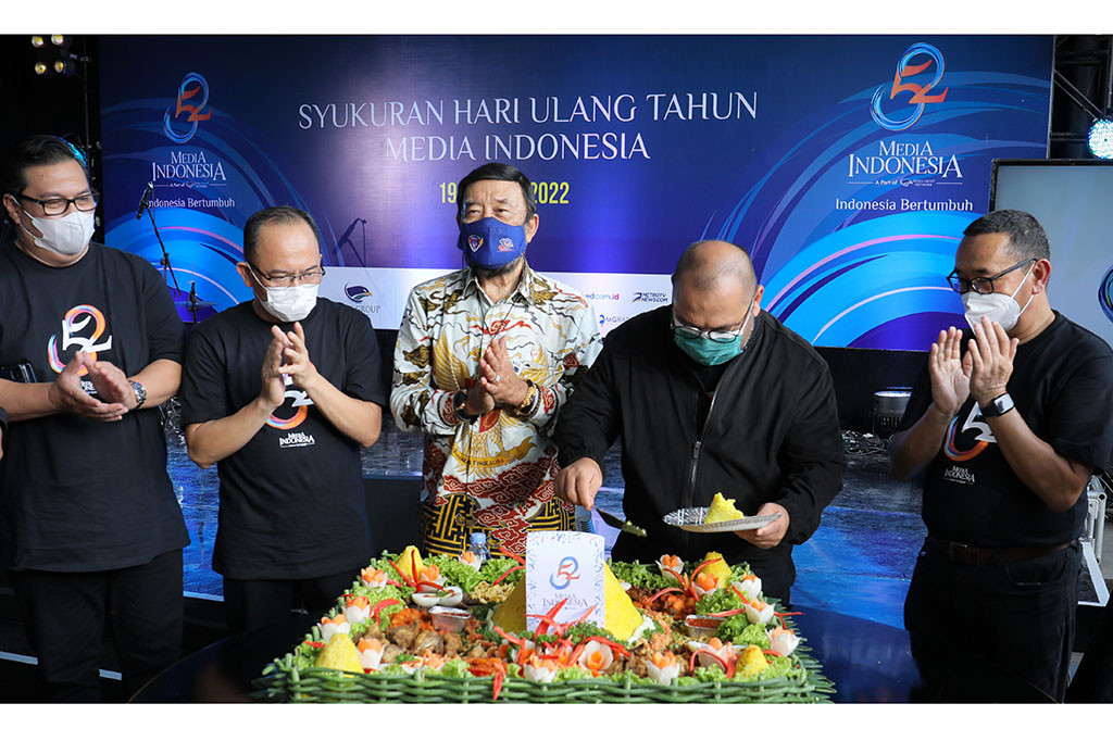 CEO Media Grup, Muhammad Mirdal Akib (dua kanan) memotong tumpeng disaksikan Direktur Utama Media Indonesia Firdaus Dayat (kanan), Komisaris Metro TV IGK Manila (tiga kiri), Deputi Direktur Pemberitaan Media Indonesia Ade Alawi (dua kiri) dan Deputi Direktur Sales & Marketing Gustaf Bernhard R saat Syukuran HUT ke-52 Media Indonesia di Kantor Media Indonesia, Jakarta, Rabu, 19 Januari 2022.