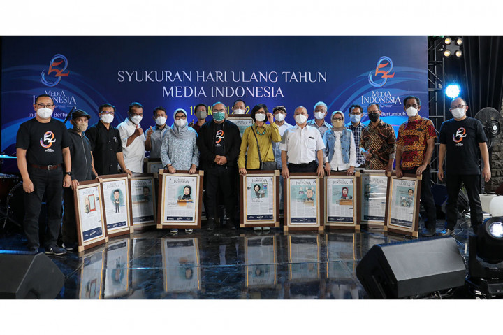 Pemberian penghargaan kepada karyawan Media Indonesia yang sudah pensiun saat Syukuran HUT ke-52 Media Indonesia di Kantor Media Indonesia, Jakarta, Rabu, 19 Januari 2022.