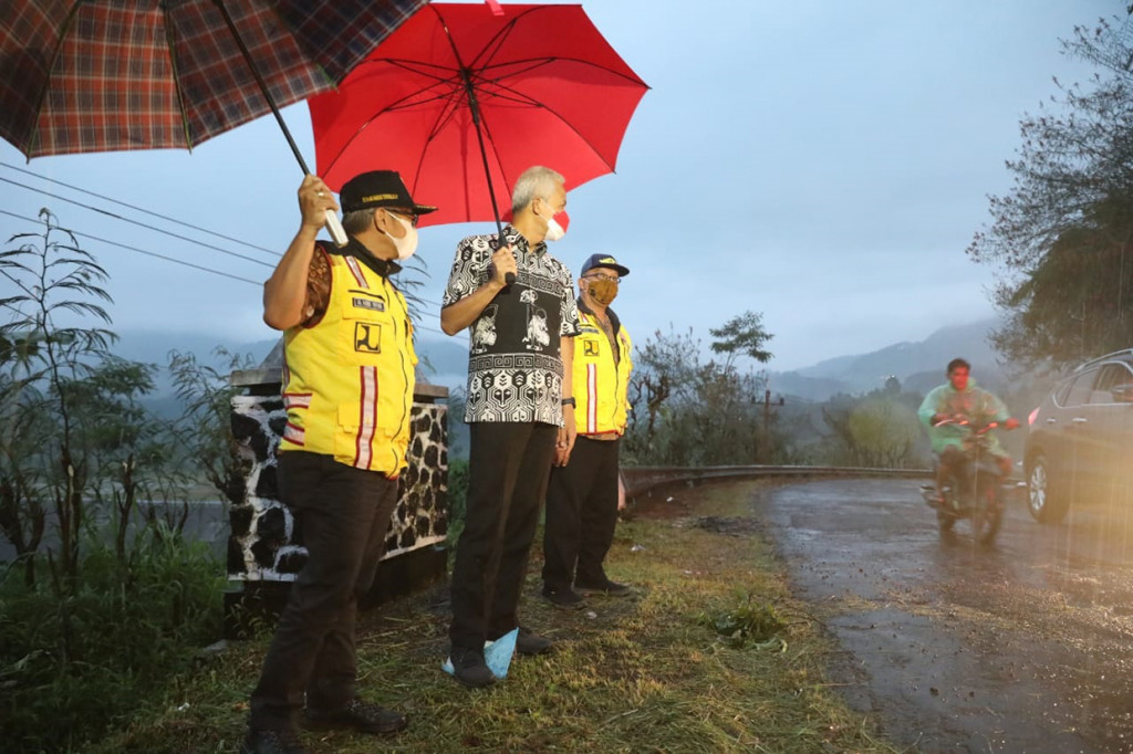 Ganjar meminta penanggungjawab tak lalai dan membuat masyarakat celaka di musim penghujan karena jalan yang rusak.