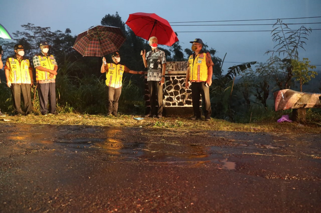 Gubernur Jawa Tengah Ganjar Pranowo inspeksi dadakan di Jalan Ruas Banjarnegara-Pekalongan, Kecamatan Kalibening, Banjarnegara, Rabu, 19 Januari 2021. 