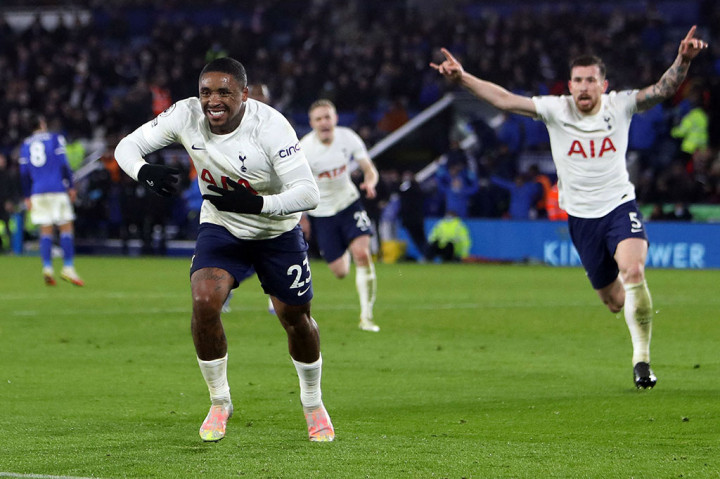 Steven Bergwijn yang masuk sebagai pemain pengganti mempersembahkan kemenangan bagi tim asuhan Antonio Conte di King Power Stadium. Dua gol pemain asal Belanda tersebu dicetak pada detik-detik akhir pertandingan.