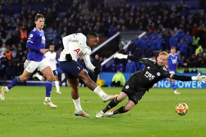 Saat Leicester bersiap menyambut kemenangan yang sudah di depan mata, Bergwijn tampil menjadi pahlawan Spurs dengan mencetak dua gol pada menit 90+5 dan 90+7.