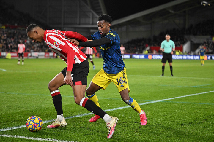 Brentford mendominasi laga pada babak pertama. Beberapa peluang tercipta namun belum berbuah gol. Hingga babak pertama usai tidak ada gol yang tercipta.