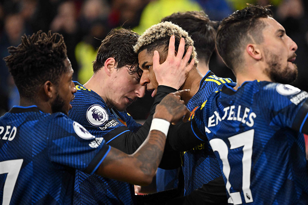 10 menit kemudian Mason Greenwood kemudian mencatatkan namanya di papan skor untuk membawa MU unggul 2-0. Marcus Rashford yang masuk sebagai pemain pengganti mencetak gol ketiga timnya pada menit ke-77.