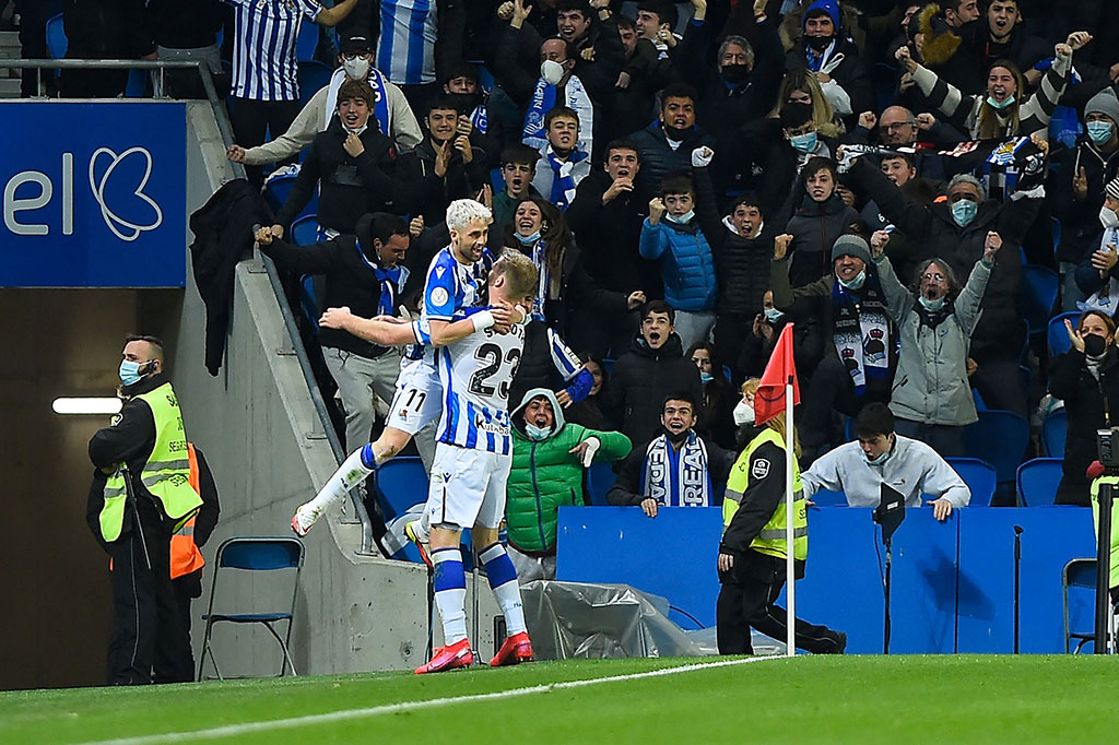 Taktik Sociedad membuahkan hasil. Pada menit ke-33 ketika Adnan Januzaj berhasil memecah kebuntuan. Menerima umpan silang dari full-back Joseba Zaldua, Januzaj menyambar bola dengan kepalanya yang tidak bisa dibendung Jan Oblak. Skor 1-0 bertahan hingga jeda.