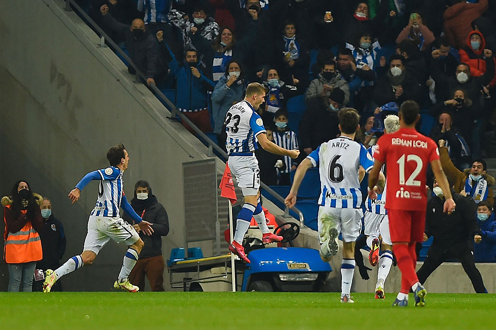 Sociedad baru bisa menambah keunggulan saat babak kedua barjalan dua menit lewat gol Alexander Soerloth yang memanfaatkan kesalahan bek Atletico Felipe di lini pertahanan. Kedudukan berubah menjadi 2-0.