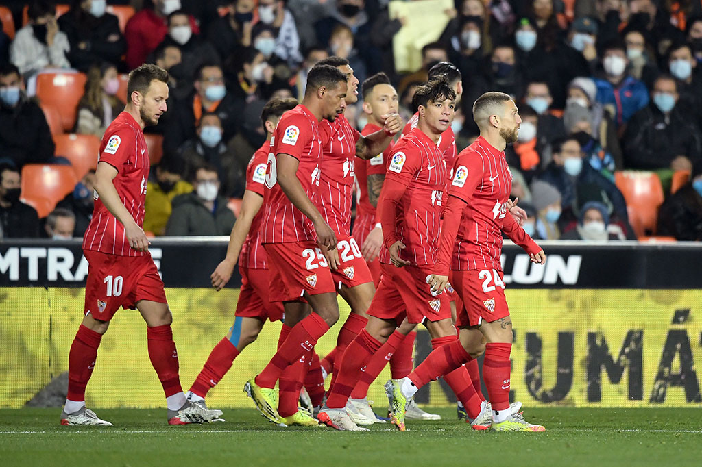 Sevilla unggul lebih dulu pada awal babak pertama lewat gol bunuh diri Mouctar Diakhaby. Bek Prancis itu berusaha menghalau umpan silang Gonzalo Montiel yang diarahkan kepada Lucas Ocampos namun malah masuk ke gawang sendiri yang dijaga Jasper Cillessen.