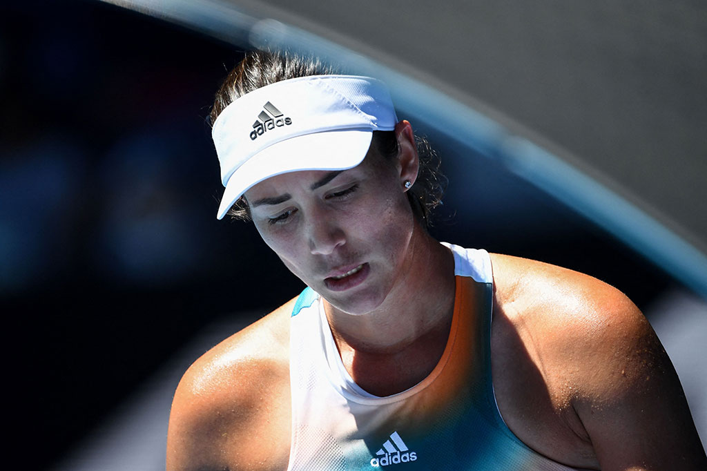 Mantan juara Wimbledon Garbine Muguruza secara mengejutkan tersingkir dari Australian Open, Kamis, 20 Januari 2022. Muguruza harus menyerah dua set langsung 6-3, 6-3 dari petenis Prancis Alize Cornet.