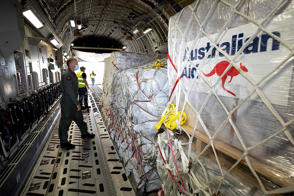 Di antara peralatan di atas kapal dikatakan sebagai pemutar skid-steer dengan penyapu untuk membantu menjaga landasan pacu bersih dari abu.