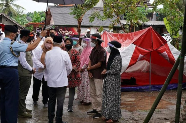 Wakil Presiden Ma'ruf Amin mengunjungi korban gempa bumi di Kampung Cibeulah, Kecamtan Munjul, Kabupaten Pandeglang, Banten, Kamis, 20 Januari 2022. Gempa bumi magnitudo 6,6 terjadi pada Jumat, 14 Januari 2022 lalu.