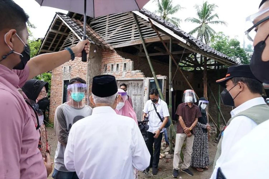 Dalam kunjungannya, Wapres didampingi Menteri Sosial Tri Rismaharini, Kepala BNPB, Wakil Gubernur Banten Andika Hazrumy, dan Bupati Pandeglang Irna Narulita. Wapres bersama rombongan meninjau rumah yang rusak akibat gempa.